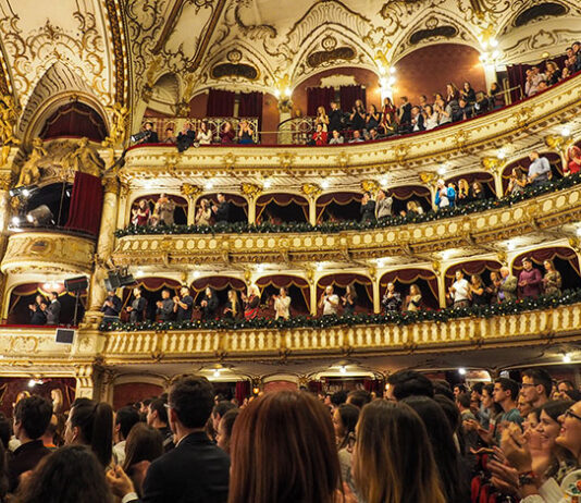 Dlaczego warto chodzić z dzieckiem do teatru