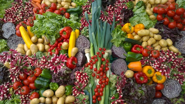 Przewodnik po sezonowych warzywach i owocach