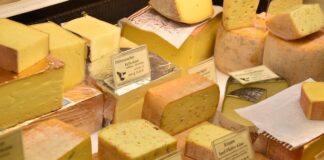 Jakie są sposoby na rozpoznawanie ekologicznego mleka i sera w sklepach?
