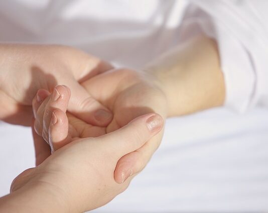 Jak długo prowadzić masaż serca?