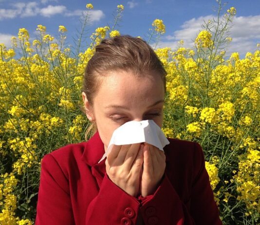 W jakiej co najmniej ilości muszą występować potencjalne alergeny aby zostały wymienione na liście składników INCI?
