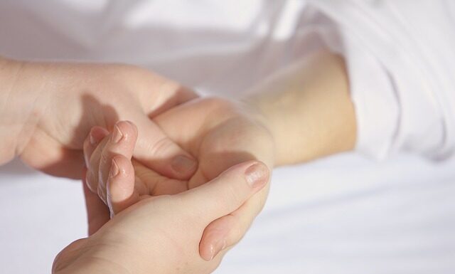 Jak prawidłowo wykonać masaż serca?